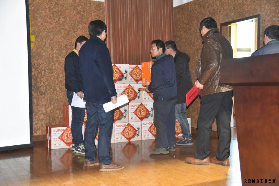 年终总结_27.JPG 文登YH533388银河工具集团2016年度总结表彰大会顺利召开(图20)